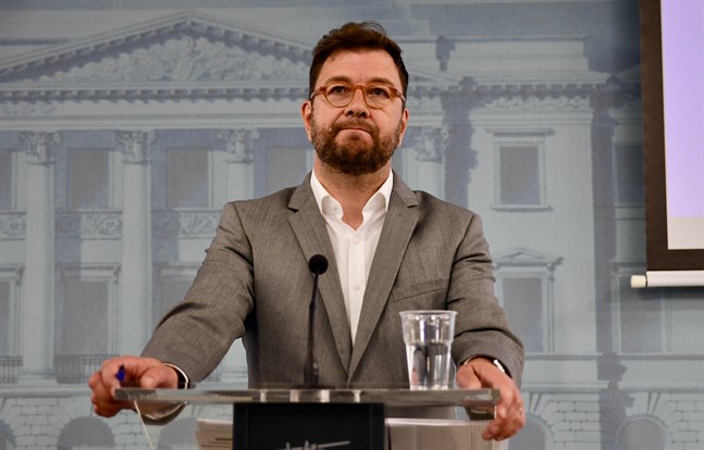 EK anser att ledarskapet fattas i frågan om att åtgärda kompetensgapet på arbetsmarknaden. Enligt EK borde arbetsminister Timo Harakka (SDP) få helhetsansvaret för att effektivera arbetskraftsinvandringen.
