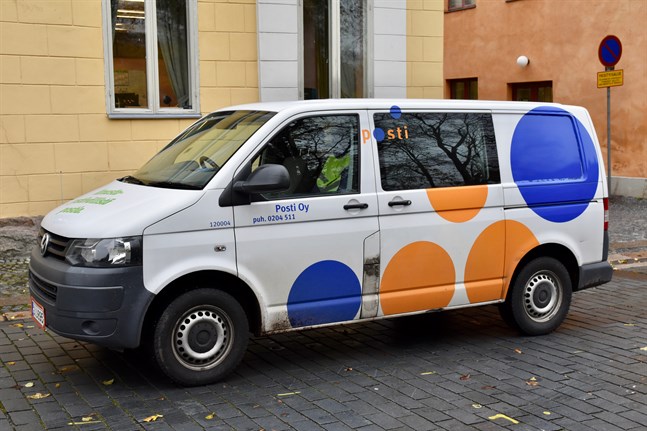 Det är PAU:s anställda som strejkar. Strejken omfattar cirka 9 000 anställda inom postutdelningen, posthanteringen och posttransporten.