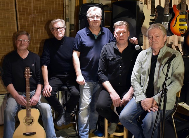 I den här uppsättningen ger Group 66 en minneskonsert för sin tidigare basist, Kjell "Tjola/Zola" Strömsholm. Från vänster i bild Tumba Lindström (trummor), Pocus Sunqvist (gitarr, sång), Erkki Noromies (keyboard, sång), Franz Nyman (bas, sång) och Håkan Haglund (gitarr, sång, munspel).