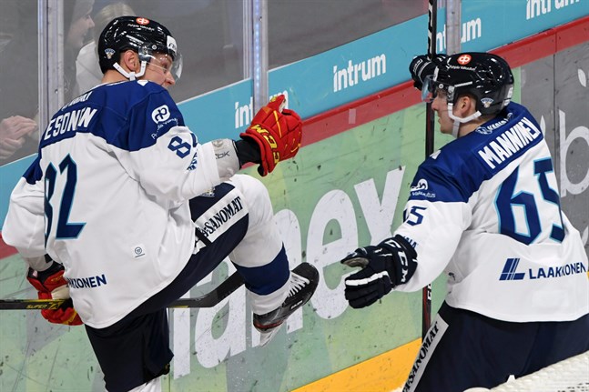 Harri Pesonen och Sakari Manninen var viktiga kuggar i anfallet när det blev VM-guld i Slovakien. De fortsatte visa vägen för Finland i EHT-premiären.