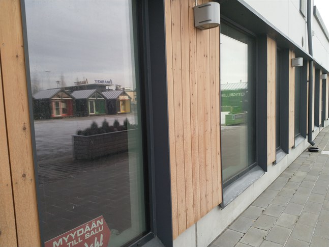 De här två affärslokalerna har varit till salu sedan fastigheten stod klar. Nu kan församlingen bli ny ägare.