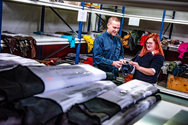 Material till modehuset Armani. Mikko Uusitalo och Pia Blomström granskar ett skinn.