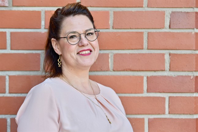 – Vi anser att förslaget på 0,7 anställda per klient är mycket problematiskt. Som det ser ut nu satsas det bara på en mindre grupp äldre personer i heldygnsvård, säger Minna Karhunen, vd för Kommunförbundet, i ett pressmeddelande.
