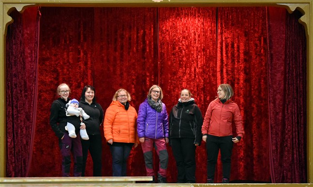 Maria Österberg med sonen Lucas, Nathalie Nylund, Anna-Lena Ingves, Therese Norrgård, Eva Österberg och Victoria Vikstrand vill och hoppas att ungdomsföreningen ska liva upp byn.