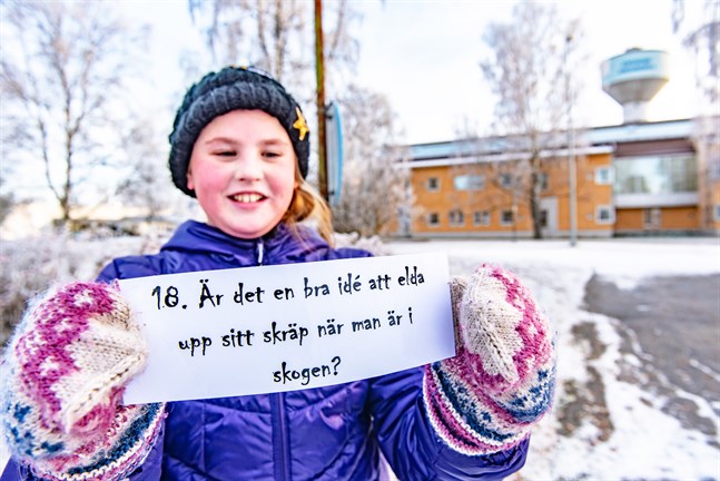 Teori om hållbar utveckling varvas med praktiska övningar och motion utomhus. Eleverna får leta reda på lappar med kluriga frågor och komma med de rätta svaren. Nea Forss vet att man inte ska elda upp sitt skräp i skogen.