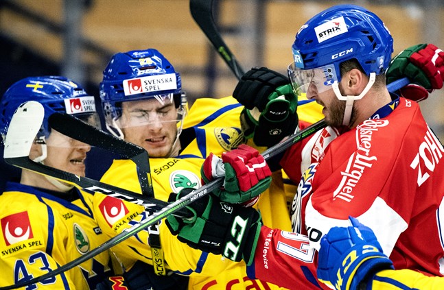 Sveriges Tom Nilsson och Johan Sundström i kamp med Tjeckiens Radim Zohorna.