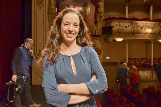 Josefin Silén från Esbo spelar Mary Poppins på Svenska Teater.