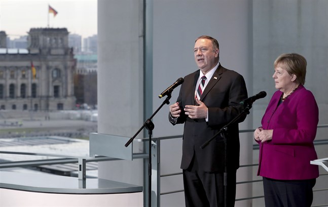 USA:s utrikesminister Mike Pompeo, på besök hos förbundskansler Angela Merkel, varnar för att försvarsalliansen Nato kan bli omodern.