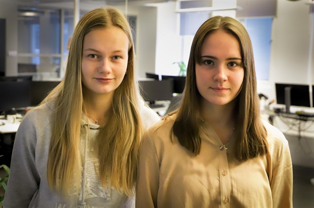 VBL:s praoelever Amanda Pada och Sonya Suomela.