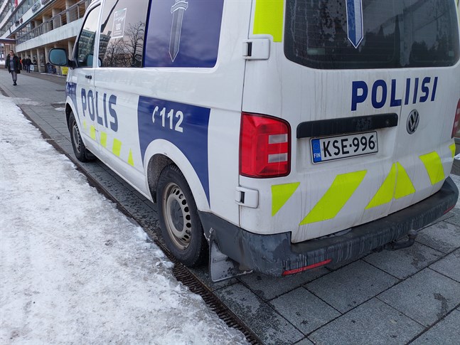 Tax i mikro blev ett fall för polisen. Hunden tog inte skada, men polisen påpekar att det var osakligt och smaklöst att skämta om att skada ett djur.