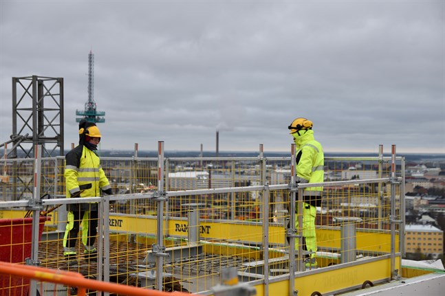 Permitteringarna ökar inom industrin. Också inom byggbranschen har ökningen av sysselsättningen stannat.