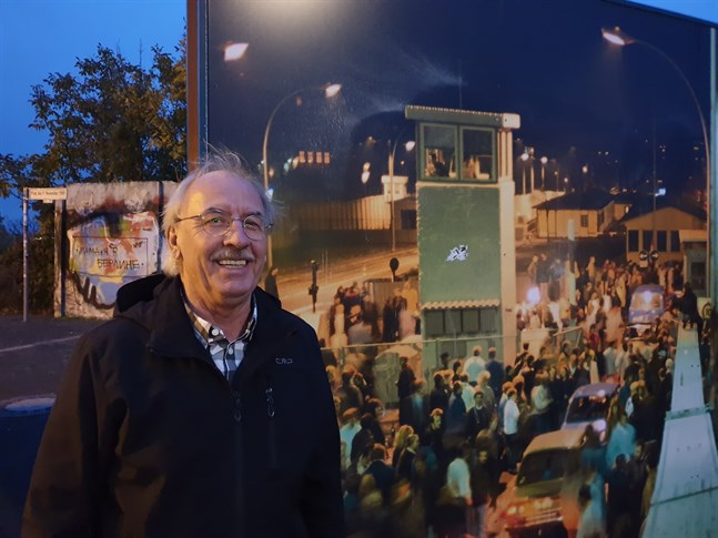 Vi grät som små barn då vi hörde hörde om Berlinmurens fall, berättar Wolfgang Weßlein som besöker Bornholmer Straße där det en gång fanns en gränskontroll mellan väst och öst.
