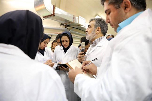 Irans atomenergiorganisations talesperson Behroz Kamalvandi (mitten) besöker en atomenergianläggning söder om Teheran. Bilden tillhandahålls av den statliga organisationen.