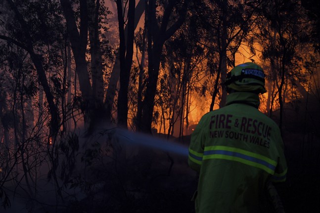 Brandmän försöker skydda egendom vid Woodford.