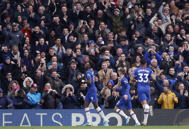 Chelseas Tammy Abraham, till vänster, firar med lagkamraterna efter sitt 1–0-mål mot Crystal Palace.