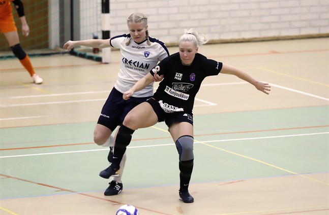 Sandra Lind (till höger) tog plats på topp i formationen och bidrog med både mål och målgivande passningar.