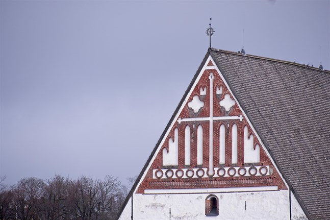 Biträdande justitieombudsmannens anser att skolans julfest är en del av undervisningen och därmed ska den enligt lag vara religiöst obunden.