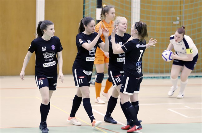 Pipsa Lahtinen (i mitten) gjorde det matchavgörande målet borta mot FC OPA.