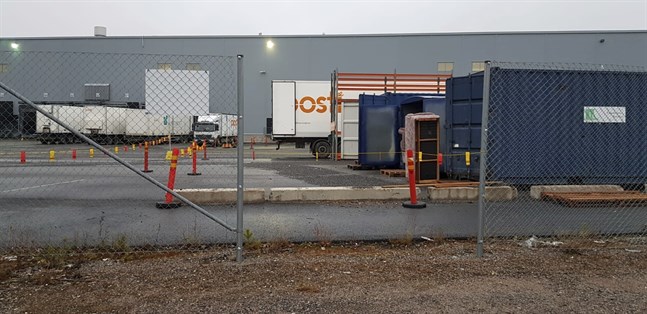 Enligt facket PAU gjorde Posten ett hål i staketet för att inhyrd arbetskraft ska slippa möta strejkvakterna utanför porten. Hålet gjordes på morgonnatten strax innan strejken började på måndagen.