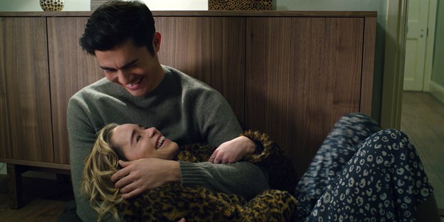 Emilia Clarke och Henry Golding i den romantiska komedin