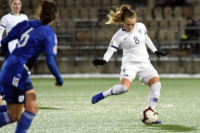Olga Ahtinen spelade 29 minuter då Finland mötte Cypern i Helsingfors den 7 november. Hon har sammanlagt spelat 30 landskamper.