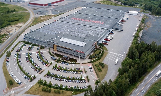 Affärskedjan Tokmannis administrations- och logistikcentral i Mäntsälä har rustats med 3 000 solpaneler som står för cirka 14 procent av byggnadens årliga elbehov.