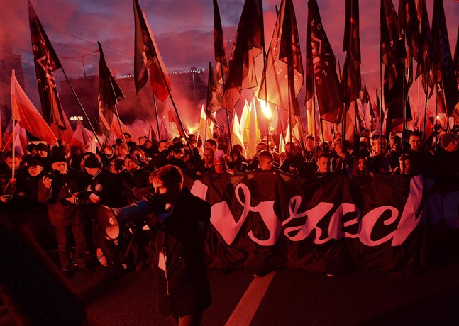 Tiotusentals människor deltog i den årliga marschen för att fira Polens självständighetsdag.