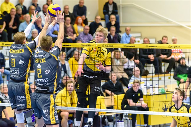 Spikern Oskari Keskinen slår bollen över blockeringen med Jere Heiskanen och Rodrigo Leitzke.