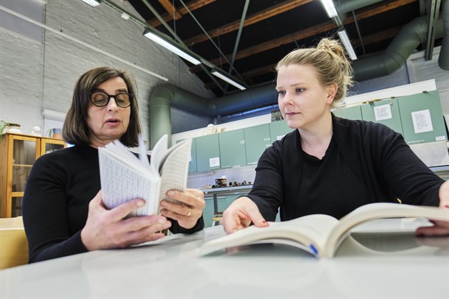 Gästkonstnären Lena Séraphin och konstpedagogen Johanna Halme funderar på kommande workshoppar med lärarstuderande.