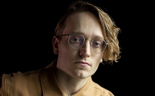 Axel Åhman är både artist och journalist. Snart kan han också titulera sig författare.