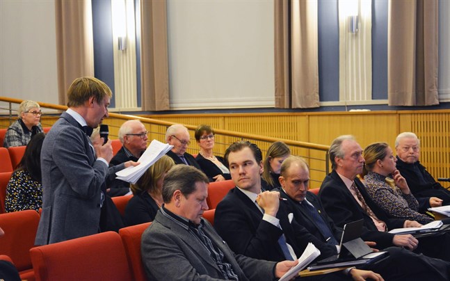 Peter Grannas var en av dem som inte fick svar på sina frågor. Längst fram från vänster Kaj Kärr, Tommy Englund, Henrik Antfolk, Pekka Eränen, Jessica Bårdsnes och Hans Ingvesgård.