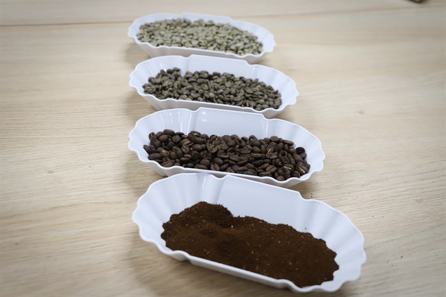 Janne Mäki importerar kaffebönor från Sydamerika, Centralamerika och Afrika. Han uppskattar när kaffesmaken är mild och len.