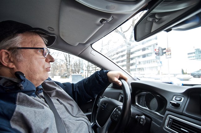 Här blev det stopp. Pertti Hällilä hann inte med gröna vägen vid Rådhusgatan utan blev stående och förlorar 90 sekunder.