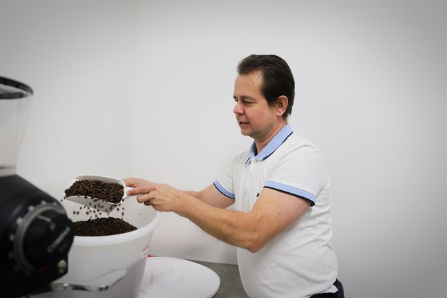 Att rosta kaffebönor tar cirka femton minuter. Sedan låter Janne Mäki dem vila i någon dag innan han maler ner dem – på det sättet bibehålls alla aromer från rostningen.