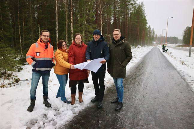 Här är mest skog just nu, men på sikt ska det finnas både mer hus och ett centrumdagis här, invid Södra Ringvägen. Byggnadsingenjör Kim Blomqvist, stadsstyrelseordförande Maria Palm, ekonomidirektör Gunilla Lillbacka, tekniska direktören Peter Sjöblom och stadsdirektör Mats Brandt har alla varit delaktiga i planeringsprocessen på ett eller annat sätt.