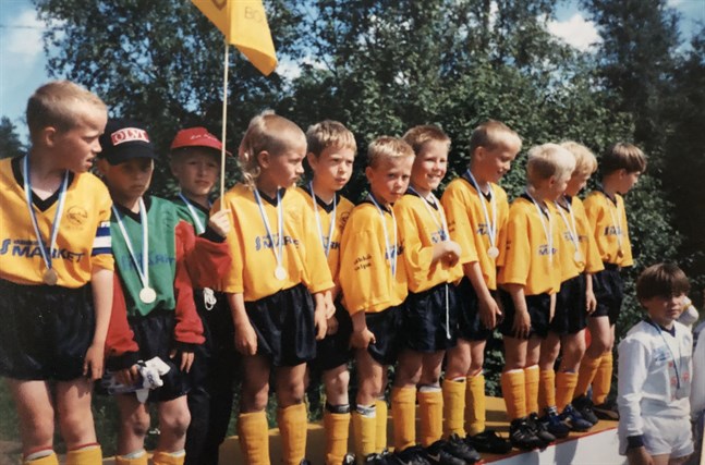 Sibbo-Vargarnas guldlag i Kokkola Cup 1997. Joona Toivio är fjärde från vänster. Övriga: Sebastian Björkstrand, Jani Bäckman, Lasse Malmström, Markus Böhling, Anders Mård, Anssi Kärkkäinen, Kåre Björkstrand, Tony Albrecht, Petteri Siira, Joni Martemaa.