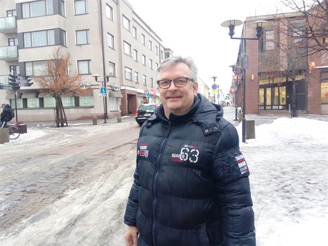Verksamhetsledare Kari Moilanen säger att Storgatans julbelysning förändras.