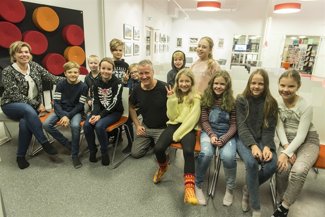 På onsdag morgon var eleverna i årskurs fyra vid Bennäs skola först på plats i Kulturhuset Ax för att höra Dan Höjer föreläsa. I främre raden sett från vänster sitter Lillemor Andersson-Kanckos (lärare), Emil Anderssén, Josefin Hertén, Dan Höjer (på knä på golvet), Jeminah Stråka, Tilda Grankvist, Maya Lindström och Milla Byström. På andra raden sett från vänster i bild finns Jesper Grön, Isak Lindfors, Benjamin Åkerman, Ludwig Karlström och Emilia Kaitajärvi.