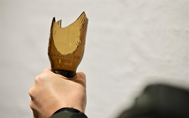 Högsta domstolen har tidigare bestämt att gummibatonger, hammare, bobollsträn och stolar inte räknas som livsfarliga vapen.
