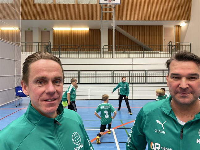 Jussi Ahonen, till vänster, och Kari Penttinen är två mycket meriterade tränare som håller i trådarna för Kristiinan Vesas juniorer.