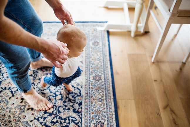 Föräldralediga journalisten Markus Bergfors skriver om att vara hemma och ta hand om barn medan historien pågår. - Bilden på pappa och barn är är en arkivbild utan anknytning till just hans familj.
