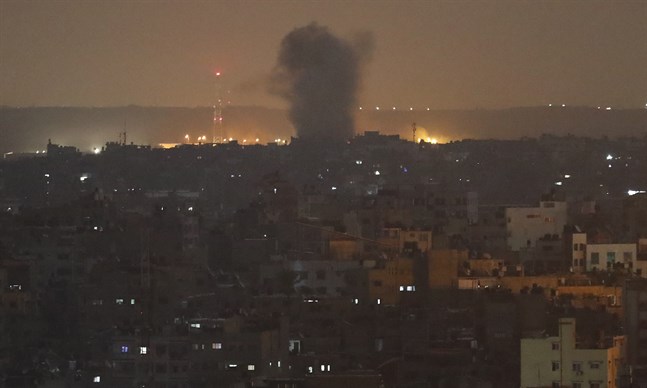 En explosion efter en israelisk robotattack mot Gaza City på onsdagen.