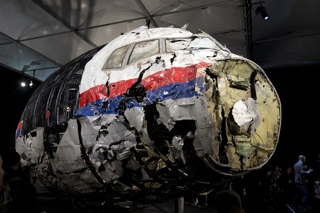 Delar av flygplanet som satts samman igen av utredningen om nedskjutningen över östra Ukraina i juli 2014.