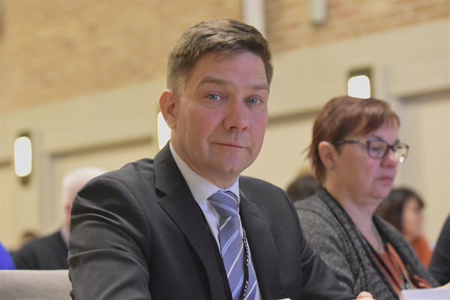Minister Thomas Blomqvist (SFP) vill öronmärka fler månader av familjeledigheten för pappor.