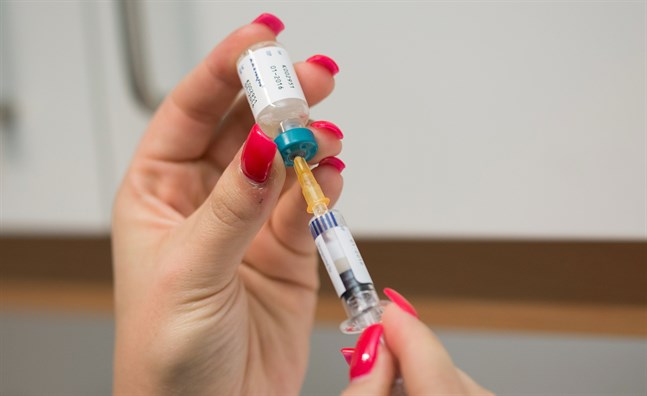 En läkarassistent förbereder en mässlingsvaccinering i Berlin. Arkivbild.