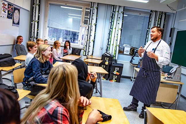 Budskapet går hem trots vissa brister i språkkunskapen. Michael Björklund talar både svenska och "finska" i Västra Parkens skola.