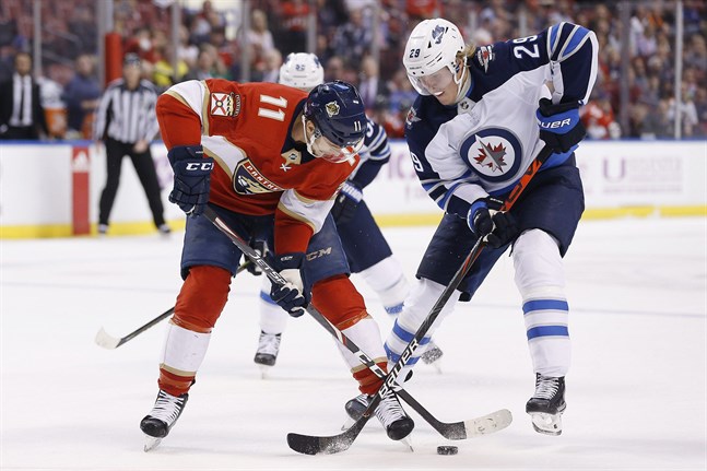 Patrik Laine (till höger) stod för 0+3 mot Florida Panthers.