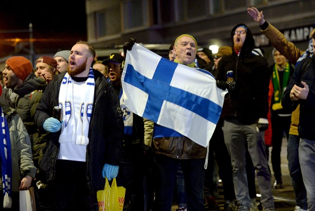 De finländska supportrarna marscherade från Narinken till stadion i Tölö.