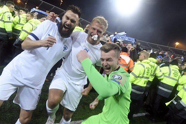 Tim Sparv firar tillsammans med Paulus Arajuuri och målvakten Lukas Hradecky.