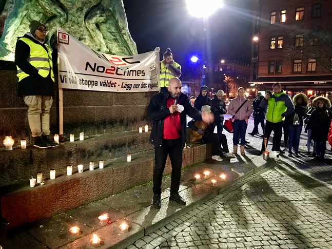 Maher Turkie manade alla att stå upp mot skjutningarna i Malmö och gemensamt ta ansvar för stadens riktning. – Sluta skapa rädsla människor emellan. Sverige är kulturellt land nu, det är inte bara svenskt, vi är alla här tillsammans för att ta vara på Sverige, sade han.